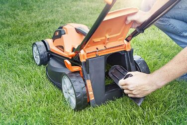 Акумуляторна газонокосарка LawnMaster CLMF2434G 24В Макс. акумулятор 2х4.0Ач, 34см, 300 м Мульчування 32л, 20-70мм 6-ступінчасте регулювання висоти зрізу 24В 34см