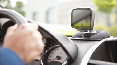 Навігаційний пристрій Tomtom GO Classic (уникнення пробок завдяки Tomtom Traffic, оновлення Європа, оновлення через Wi-Fi) (5 дюймів, комплект з кріпленням на панель приладів)