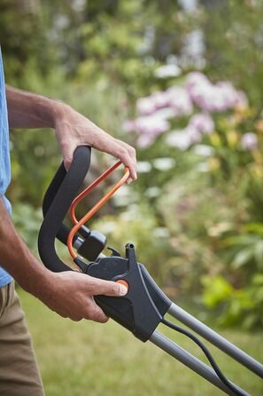 Акумуляторна газонокосарка BlackDecker BCMW3336L2 (36 В, 2,5 Ач, ширина зрізу 33 см, для газонів середнього розміру до 500 м, 5-позиційне регулювання висоти, в комплекті 2 акумулятора, зарядний пристрій, травозбірник на 35 л), помаранчевий/чорний