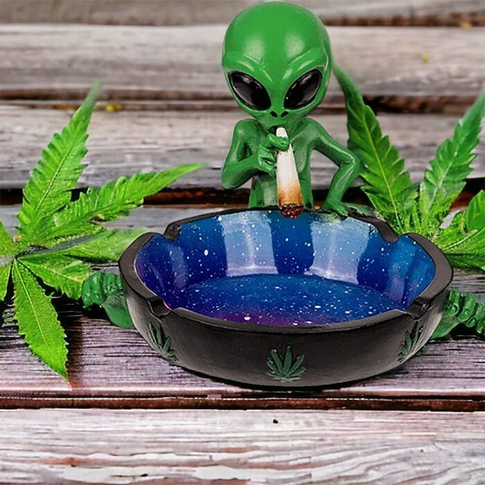 Геніальна попільничка Alien, Space Ashtray перетворює кожне куріння на міжгалактичну пригоду Перетворює будь-яку кімнату на ваш особистий всесвіт (Інопланетянин з косяком 1)