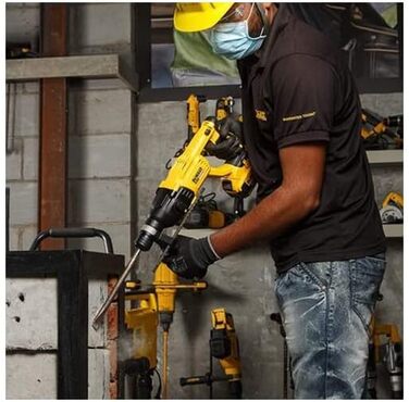 Акумуляторний комбінований перфоратор DEWALT SDS Plus XR (з пневматичним ударним механізмом і безщітковим двигуном для різних видів свердління та легких довбальних робіт, 1 акумуляторний перфоратор Li-Ion 18 В) DCH133NT