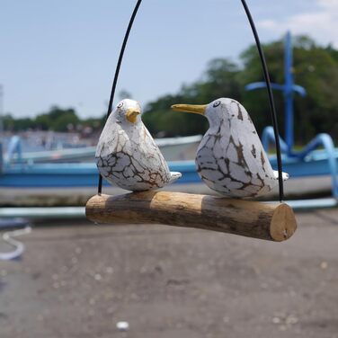 Дві чайки-гойдалки з дерева на шматку коряги в стилі романтичного заміського будинку з білим відмиванням в стилі шеббі-шик