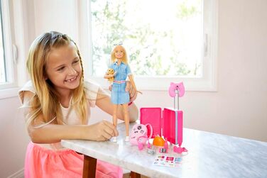 Лялька Барбі Barbie Dream House Adventures, подорожня Барбі зі світлим волоссям, рожева валіза, рюкзак, подушка для шиї, цуценя, аксесуари Барбі, подарунки для дітей віком від 3 років,FWV25