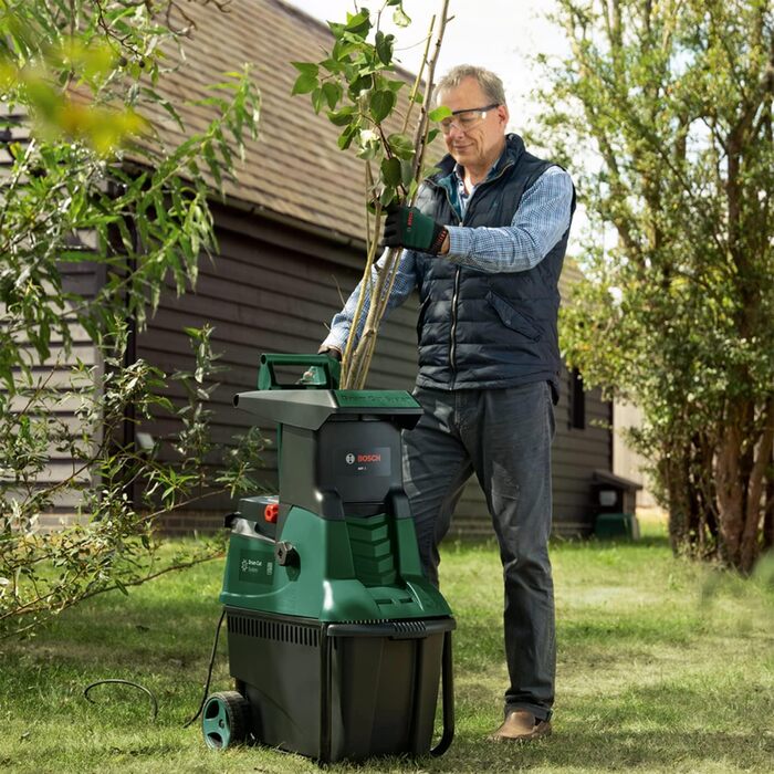 Безшумний подрібнювач Bosch AXT 25 D (2 500 Вт підходить для твердої деревини та колючих кущів вбудований 53-літровий контейнер для збору в коробці)