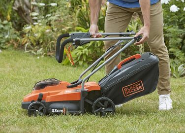 Акумуляторна газонокосарка BlackDecker BCMW3336L2 (36 В, 2,5 Ач, ширина зрізу 33 см, для газонів середнього розміру до 500 м, 5-позиційне регулювання висоти, в комплекті 2 акумулятора, зарядний пристрій, травозбірник на 35 л), помаранчевий/чорний