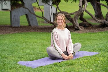 Килимок для йоги YOGATI нековзний Нетоксичний, з ремінцем для перенесення. Килимок для йоги з лініями вирівнювання. Ідеальні килимки для йоги в якості гімнастичних матів, спортивних матів, килимків для фітнесу, килимків для йоги - Килимок для йоги фіолето