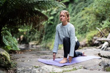 Килимок для йоги YOGATI нековзний Нетоксичний, з ремінцем для перенесення. Килимок для йоги з лініями вирівнювання. Ідеальні килимки для йоги в якості гімнастичних матів, спортивних матів, килимків для фітнесу, килимків для йоги - Килимок для йоги фіолето