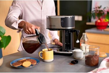 Кавоварка Russell Hobbs Barista регулювання міцності заварювання, функція холодного заварювання, піноутворювач молока Attentiv - Цифрова сенсорна панель управління (програмований таймер) Крапельна кавоварка 26230-56