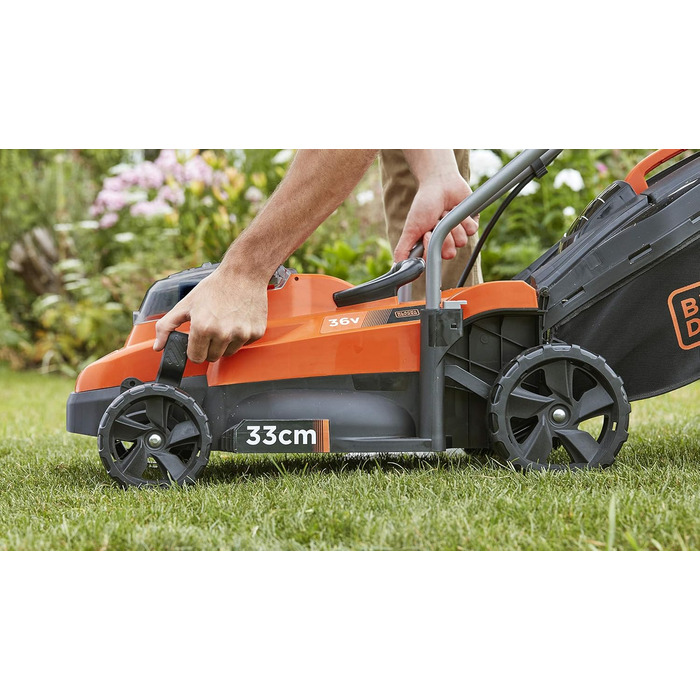 Акумуляторна газонокосарка BlackDecker BCMW3336L2 (36 В, 2,5 Ач, ширина зрізу 33 см, для газонів середнього розміру до 500 м, 5-позиційне регулювання висоти, в комплекті 2 акумулятора, зарядний пристрій, травозбірник на 35 л), помаранчевий/чорний