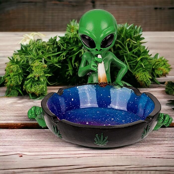 Геніальна попільничка Alien, Space Ashtray перетворює кожне куріння на міжгалактичну пригоду Перетворює будь-яку кімнату на ваш особистий всесвіт (Інопланетянин з косяком 1)